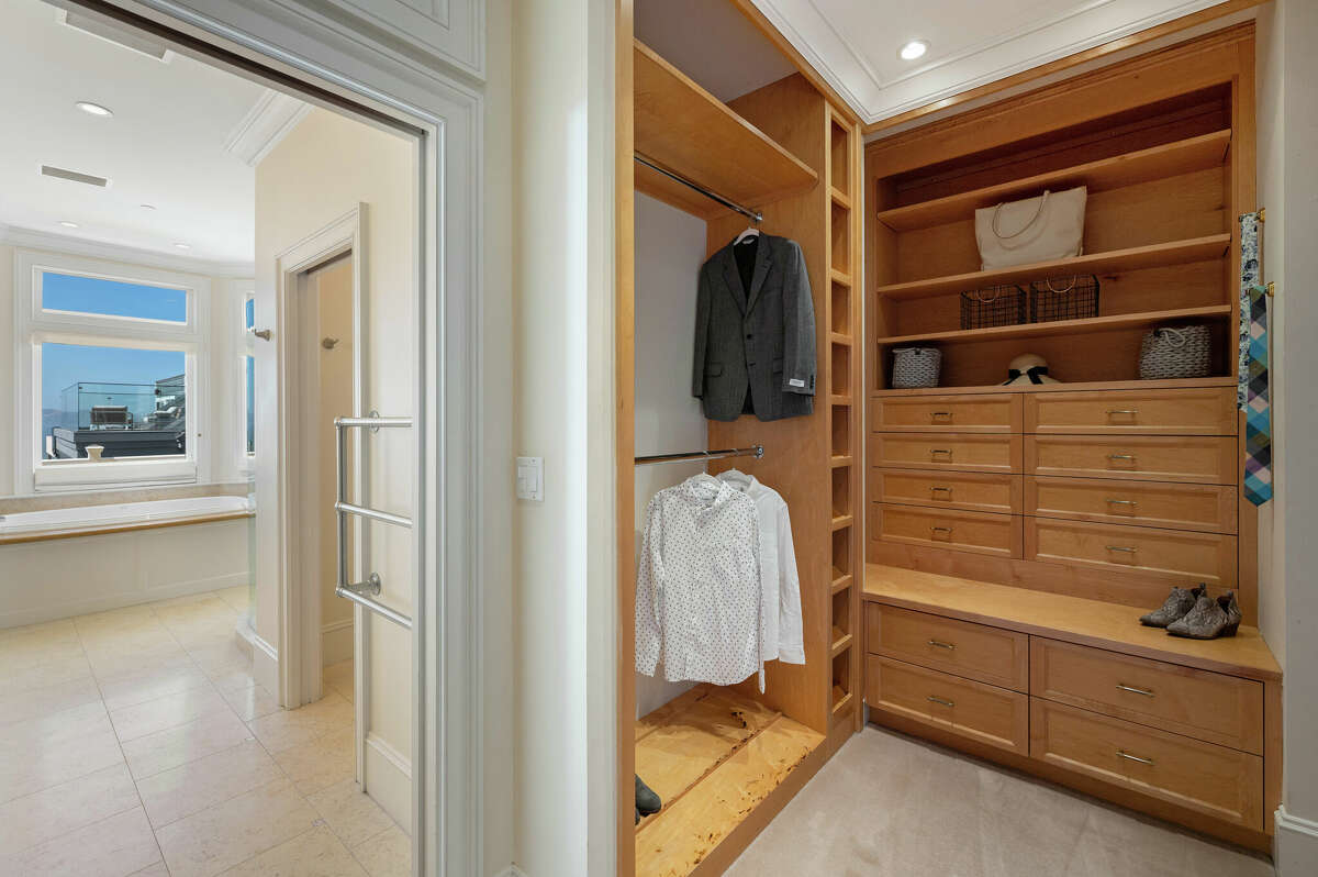 Un amplio armario adyacente a uno de los seis dormitorios de la casa.