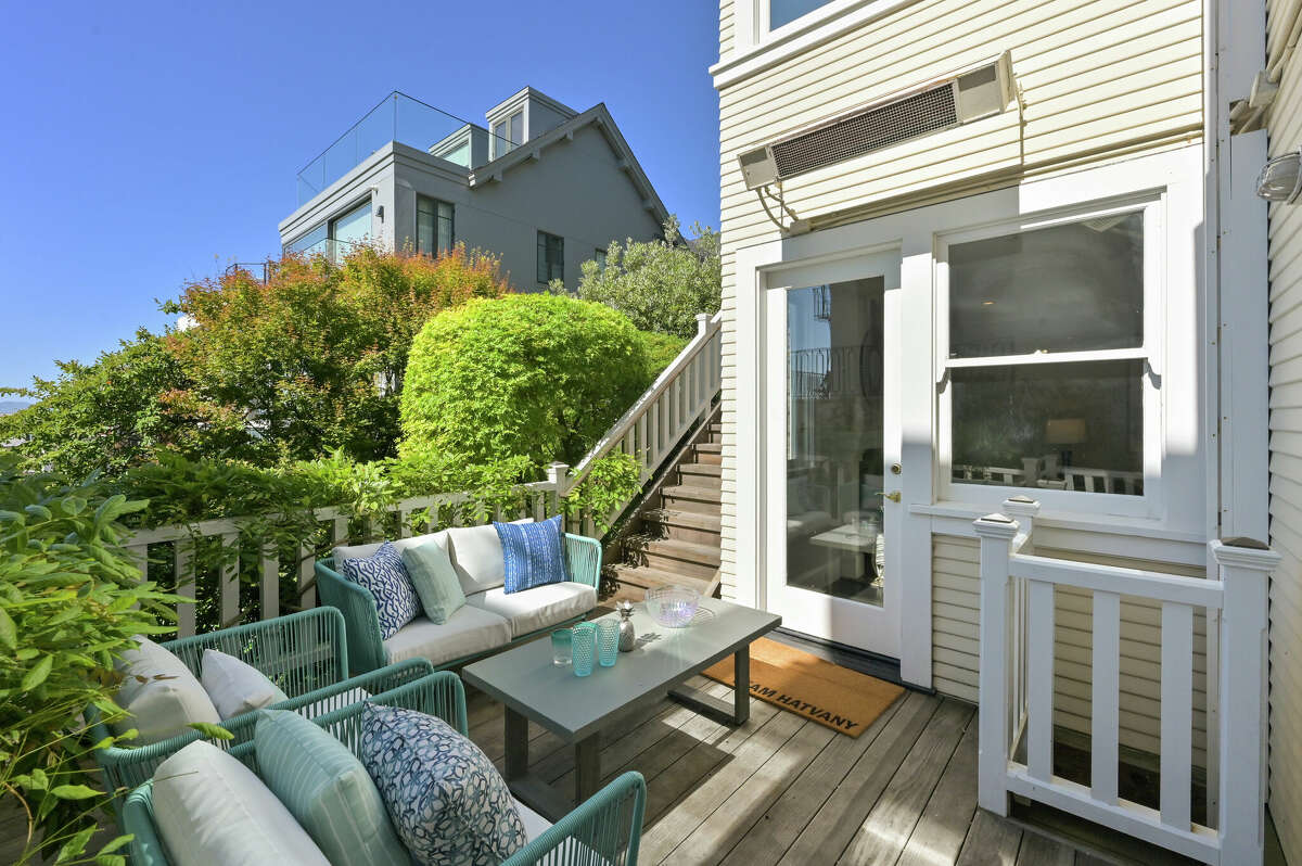 Cada nivel de la casa se abre a una terraza o patio con vista.