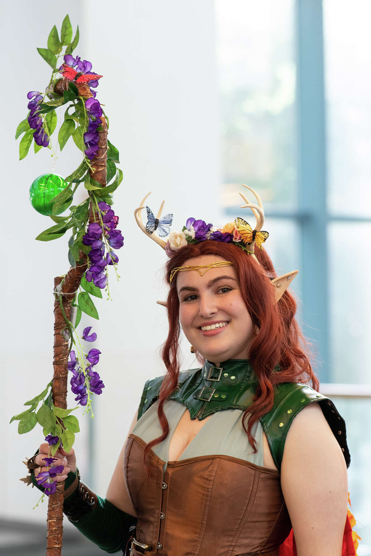 Rebecca Thompson se viste como Keyleth de la serie web "Critical Role" en SiliCon con Adam Savage en el Centro de convenciones San Jose McEnery el 27 de agosto de 2022. 