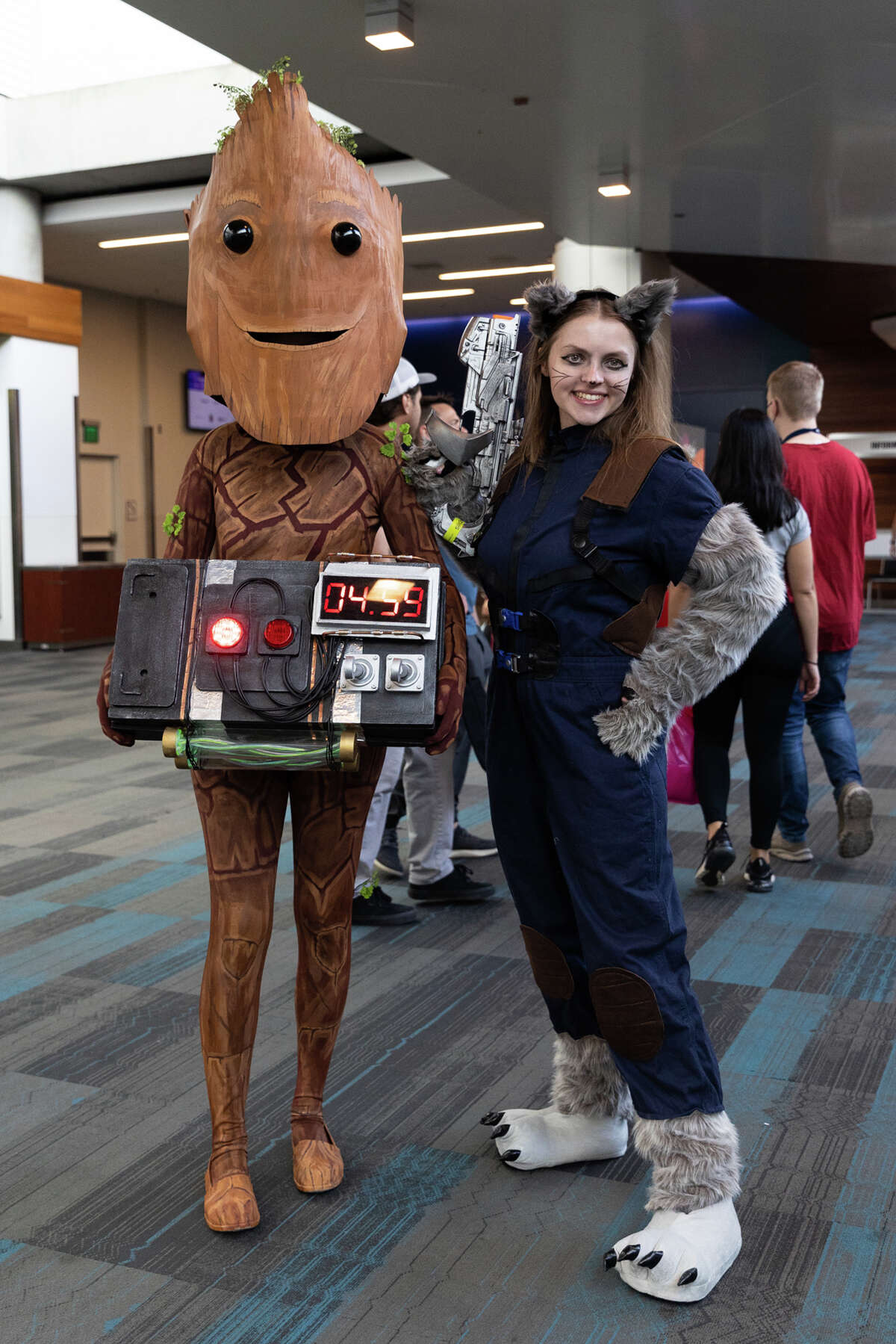 Sheila Fisher, a la izquierda, y su hija, Lisa Fisher, a la derecha, vestidas como Groot y Rocket de la franquicia "Guardianes de la Galaxia" en SiliCon con Adam Savage en el Centro de Convenciones San Jose McEnery el 27 de agosto de 2022. 
