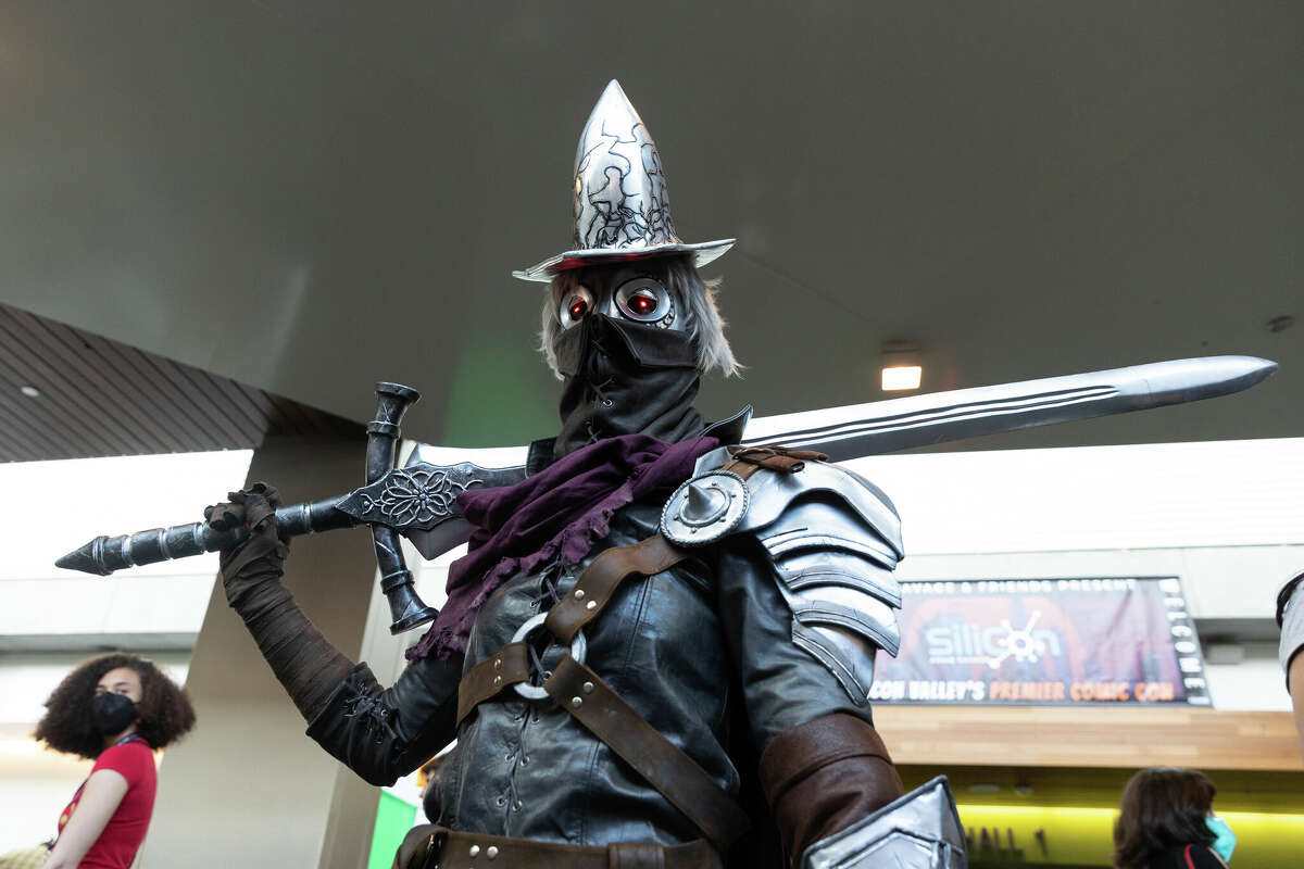 Jen Grab se viste como Abyss Watcher de la serie de videojuegos "Dark Souls" en SiliCon con Adam Savage en el Centro de convenciones San Jose McEnery el 27 de agosto de 2022. 