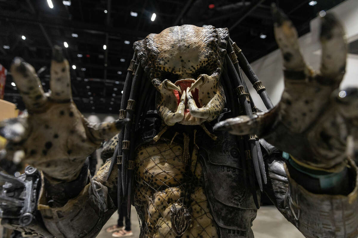 Un asistente vestido como el Predator de la franquicia "Predator" alcanza la cámara en SiliCon con Adam Savage en el Centro de Convenciones San Jose McEnery el 27 de agosto de 2022. 
