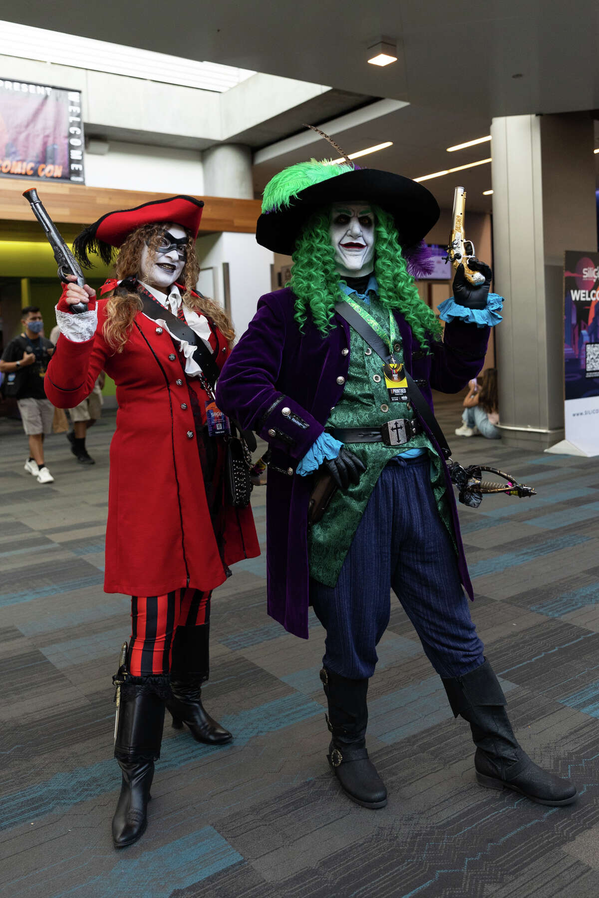 Betty Rodriguez, izquierda, y Josh Kerns, derecha, vestidos como Harley Quinn y el Joker "al estilo pirata" en SiliCon con Adam Savage en el Centro de Convenciones McEnery de San José el 27 de agosto de 2022. 