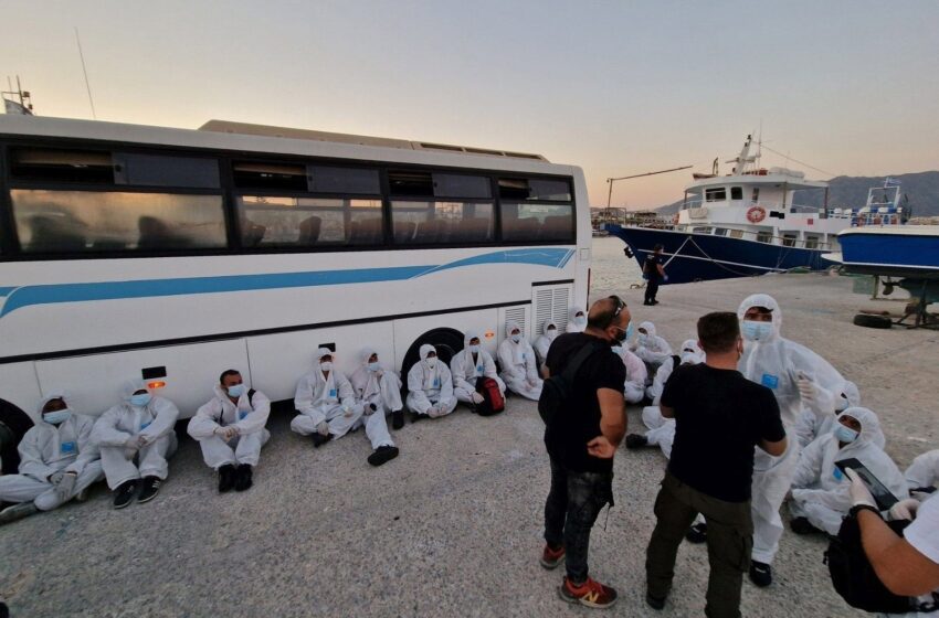 Búsqueda y rescate de migrantes en el tercer día frente a las islas griegas