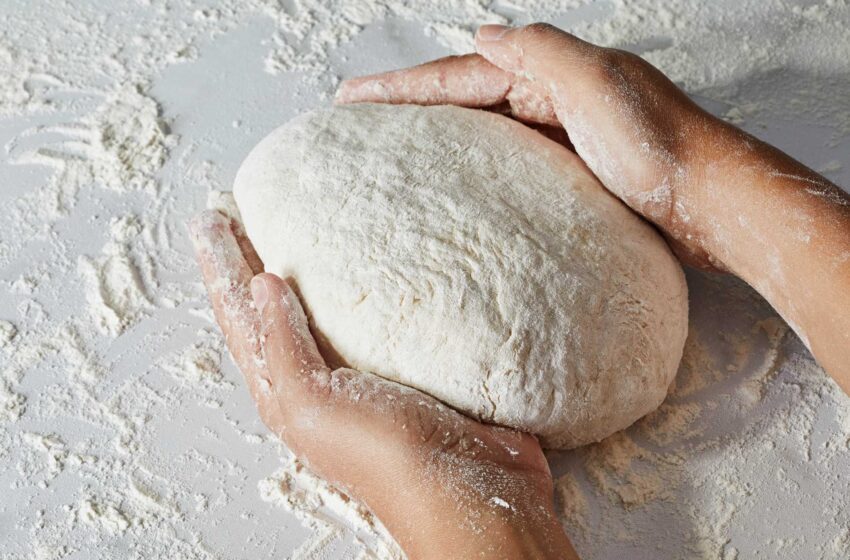  Charla de comida: esto es lo que necesita saber sobre amasar pan en una batidora.