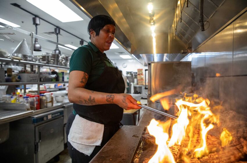  El aumento de las temperaturas afecta duramente a los trabajadores de los restaurantes.  Las nuevas reglas podrían ayudar.