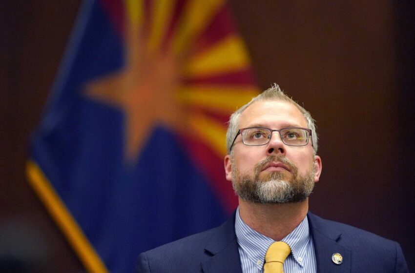  El condado de Arizona destituye al jefe de las elecciones tras los problemas con las papeletas
