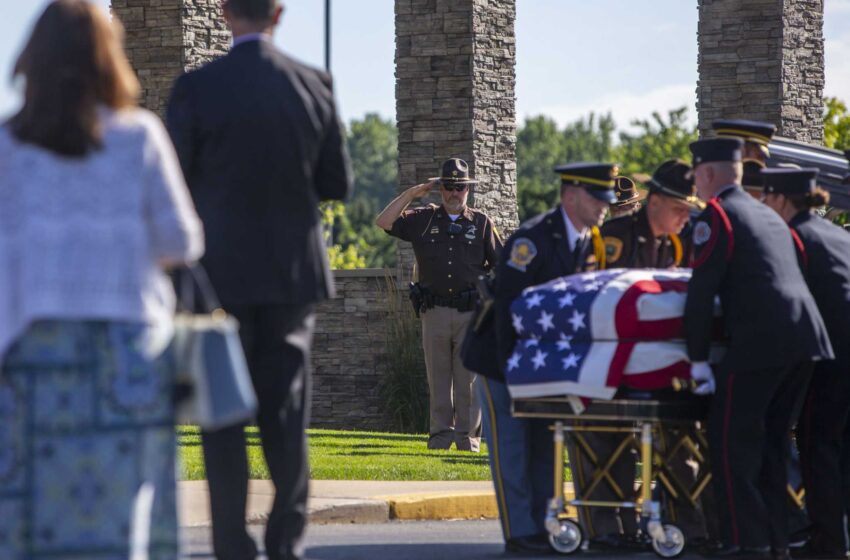  El funeral en Indiana para el representante republicano Walorski muerto en un accidente