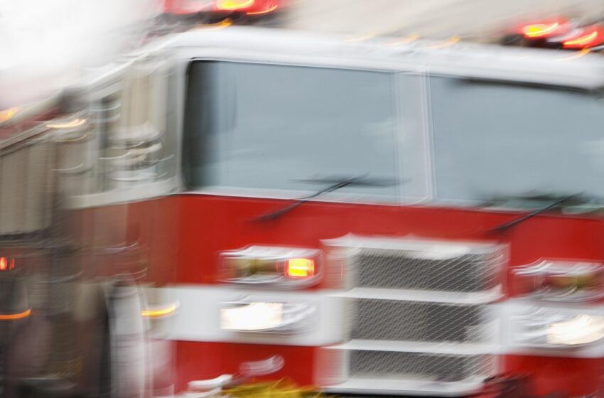  El incendio de una casa en San Francisco se extiende a la casa adyacente y deja herido a un bombero
