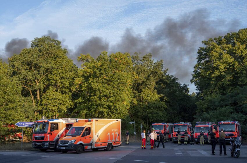  El incendio provocado por las explosiones se extiende en el bosque de la ciudad de Berlín
