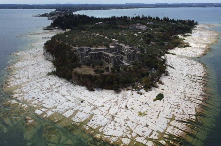  El lago de Garda en Italia se reduce a un nivel casi histórico en medio de la sequía