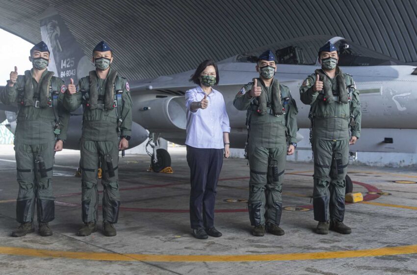  El líder de Taiwán dice a las tropas que mantengan la calma en medio de las amenazas chinas