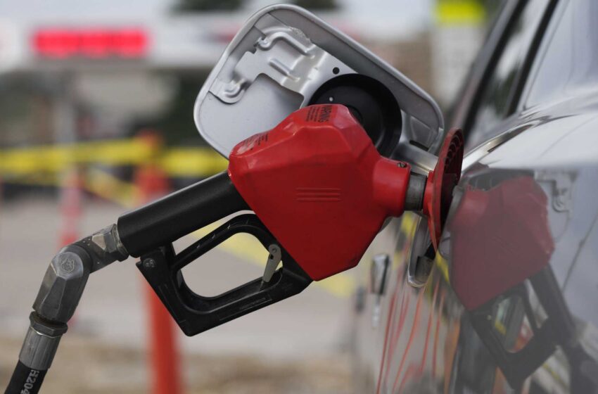  El precio de la gasolina se sitúa por debajo de los 4 dólares por primera vez en 5 meses