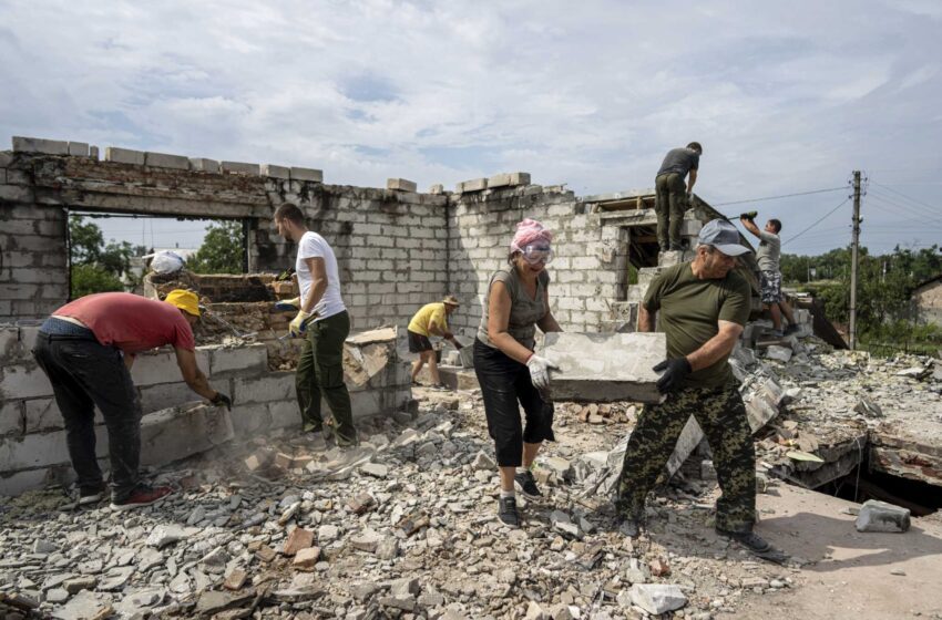  En Ucrania, la reconstrucción comienza con la ayuda de los vecinos