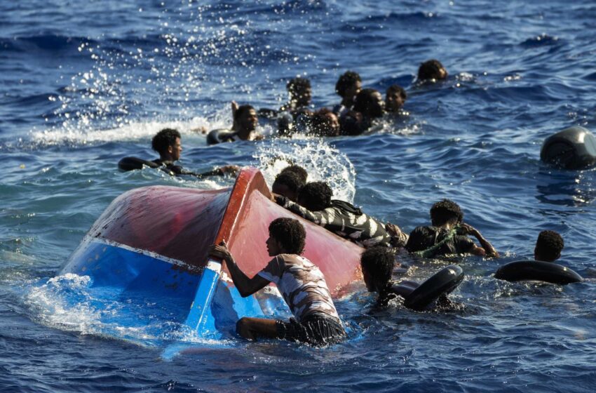  Escenas de desesperación en el hundimiento de un barco de inmigrantes durante el rescate