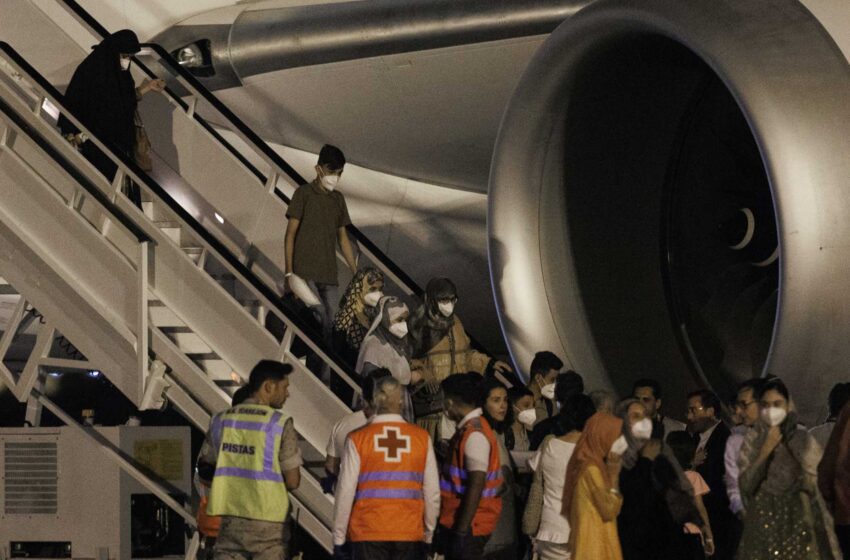  España evacua a otros 294 trabajadores y familias afganas