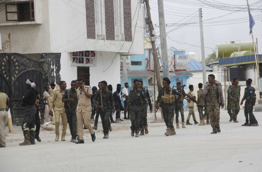  Hombres armados asaltan un hotel en la capital somalí y dejan 20 muertos