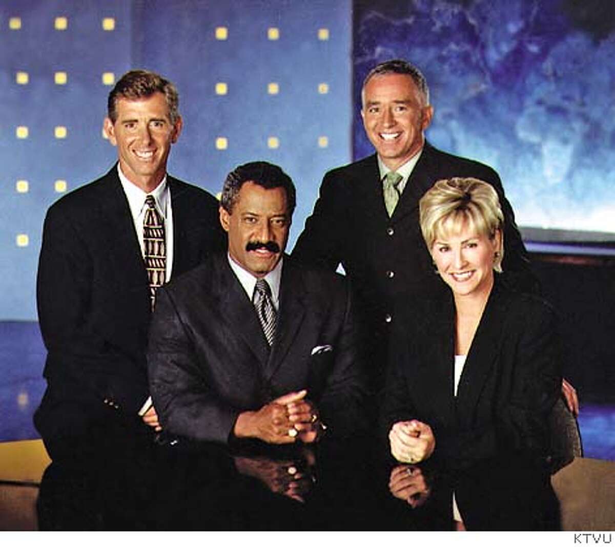 Los presentadores de las noticias de las 10 de la noche de KTVU, desde la izquierda: Bill Martin, Dennis Richmond (sentado), Mark Ibáñez, Leslie Griffith (sentada). 