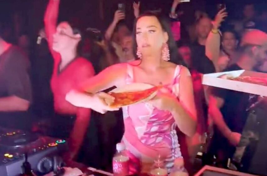  Katy Perry lanzando trozos de pizza a sus fans te hará aullar