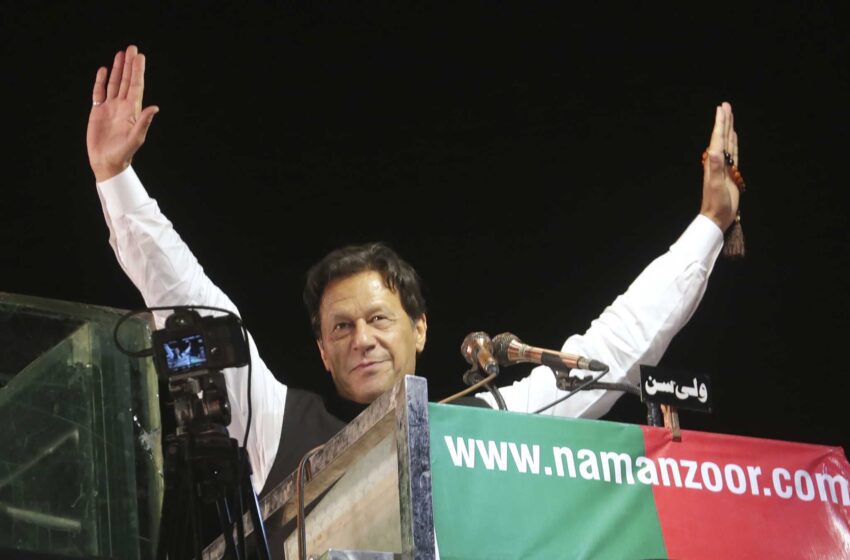  La policía presenta cargos de terrorismo contra el pakistaní Imran Khan