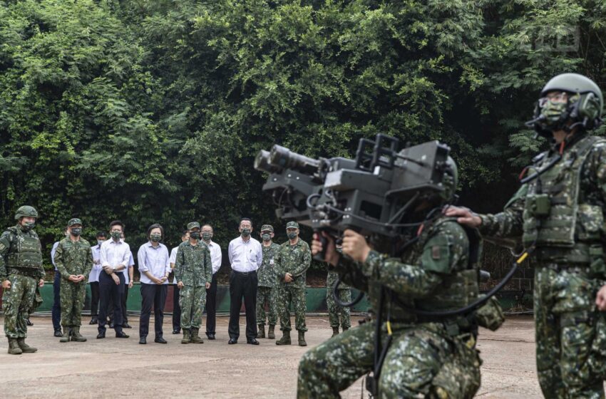  Las fuerzas de Taiwán disparan a los drones que sobrevuelan la isla cerca de China