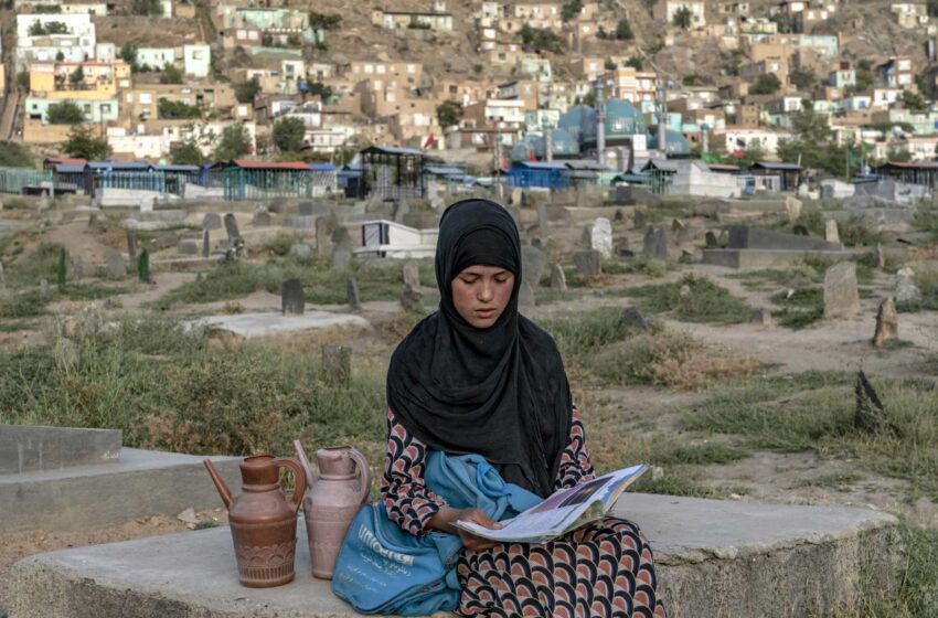  Las niñas afganas se enfrentan a un futuro incierto tras un año sin escuela
