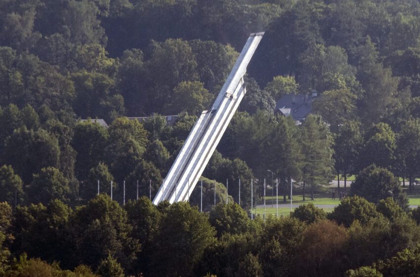  Letonia derriba el obelisco del monumento de la era soviética en la capital