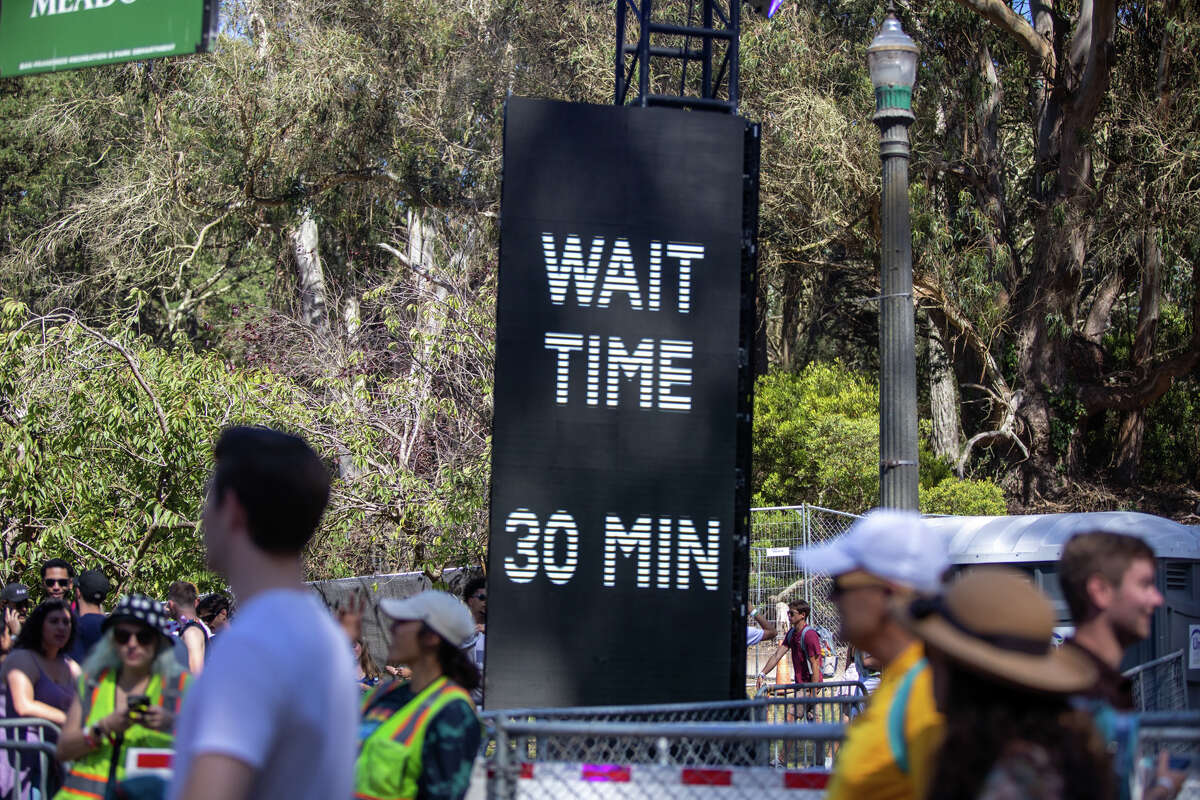 Un tiempo de espera de 30 minutos para que los asistentes al festival ingresen a la carpa SOMA en Outside Lands en Golden Gate Park en San Francisco el 6 de agosto de 2022.