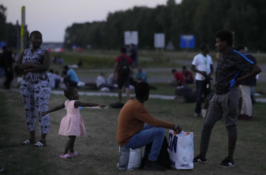  Los autobuses trasladan a 400 solicitantes de asilo del mísero campamento holandés