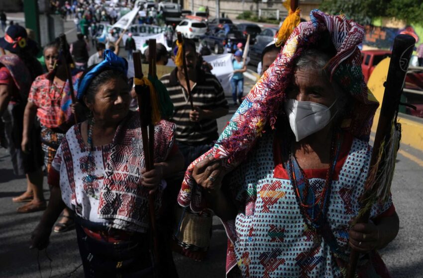  Los guatemaltecos marchan en protesta por la corrupción y el coste de la vida