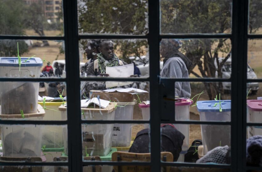  Los kenianos esperan los resultados de las reñidas elecciones presidenciales