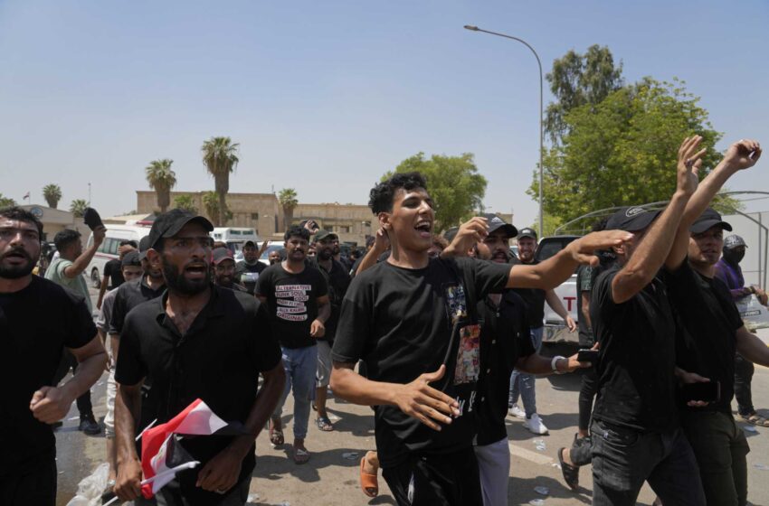  Los partidarios del clérigo chiíta iraquí exigen la disolución de la asamblea