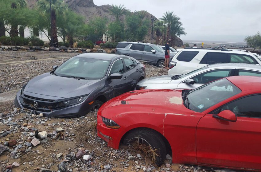  Los turistas se ponen a salvo tras las inundaciones que cierran las carreteras del Valle de la Muerte