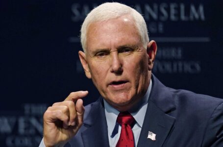 Pence dice al Partido Republicano que deje de arremeter contra el FBI por el registro de Trump