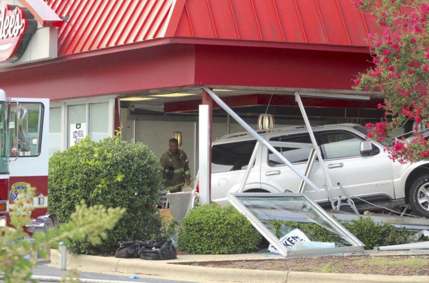  Policía: 2 muertos tras estrellarse un todoterreno contra un restaurante de Carolina del Norte