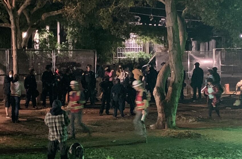  Tirando los objetos de los residentes”: La policía de la Universidad de Berkeley desaloja el Parque del Pueblo