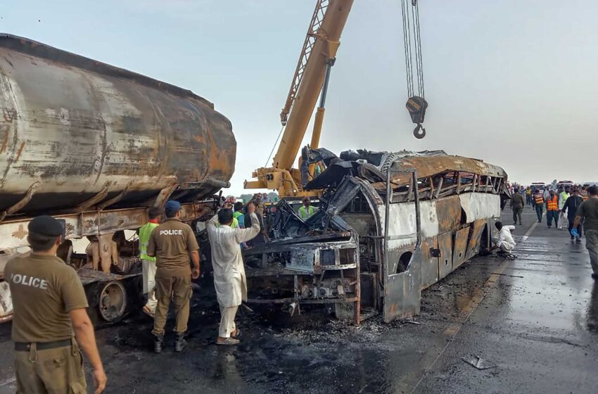  Un autobús choca contra un camión de combustible en el este de Pakistán, matando a 20 personas
