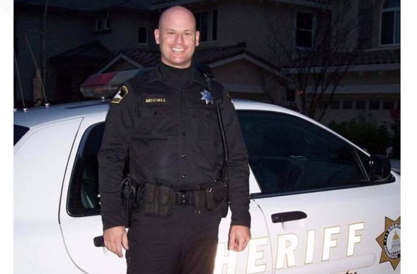  Un ayudante del sheriff de California paró una furgoneta con dos cadáveres dentro. Entonces alguien lo mató.