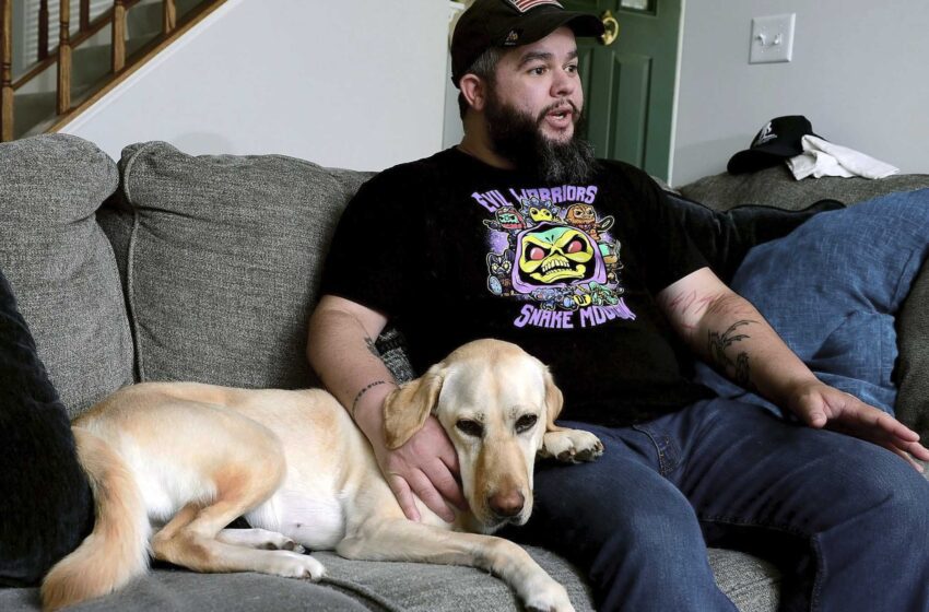  Un perro de servicio ayuda a aliviar la ansiedad de un veterano de Frederick