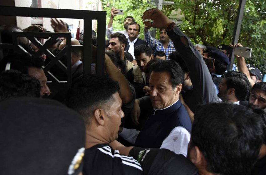  Un tribunal paquistaní prohíbe a la policía la detención del ex-premier Khan