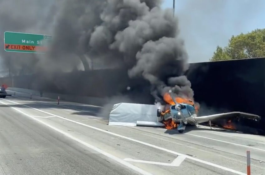  Una avioneta aterriza en una autopista de California y estalla en llamas