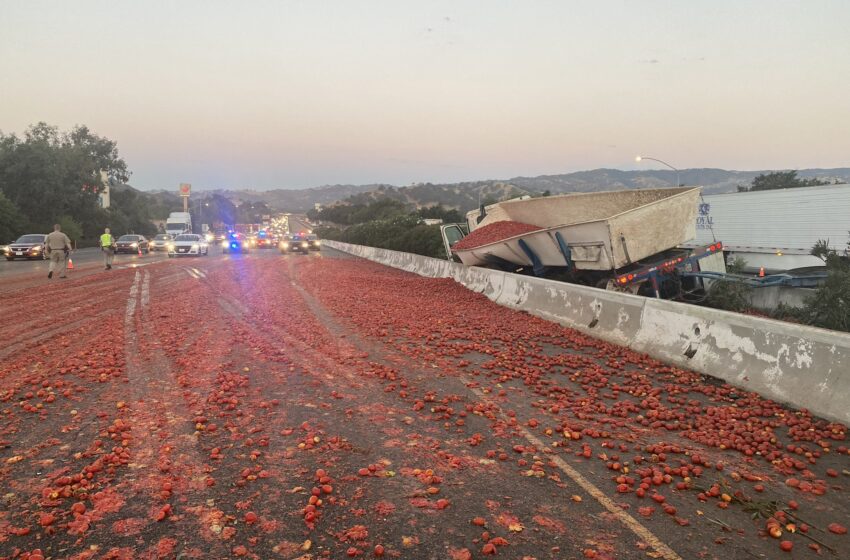  Varios carriles de la I-80 en el Área de la Bahía cerrados por el choque de un camión con tomate