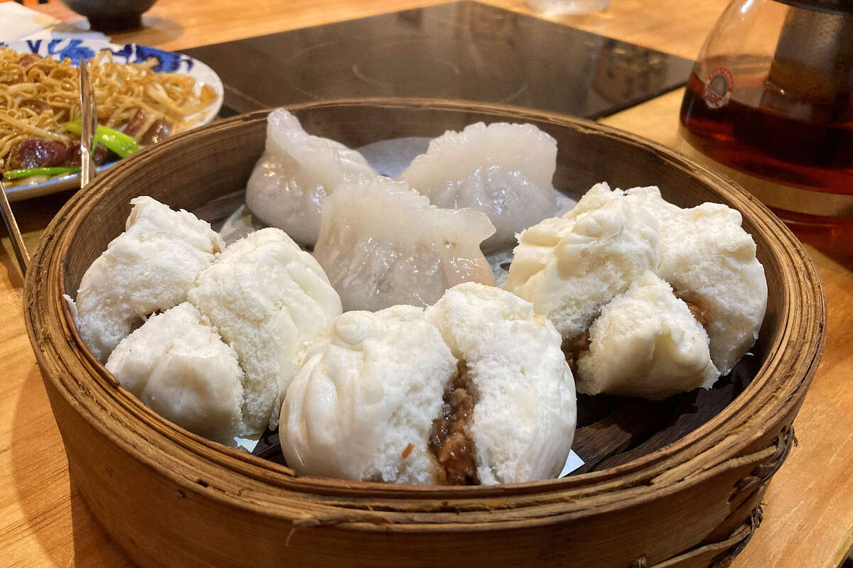 Taishan Cuisine permanece abierto después de las 3 am todos los días y los sabrosos bollos de cerdo al vapor adornan su menú nocturno.