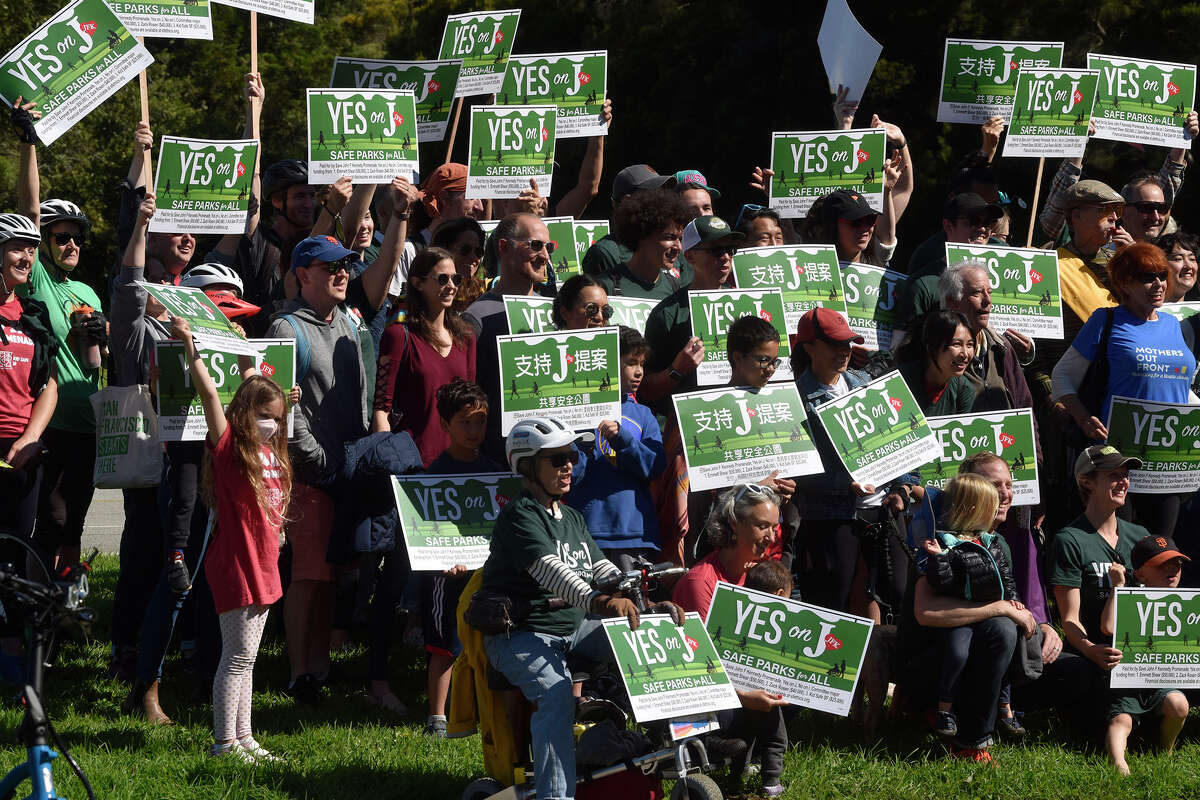 Los partidarios de la Proposición J se reúnen para una foto grupal durante una manifestación en apoyo de la medida electoral en el Golden Gate Park el sábado. 