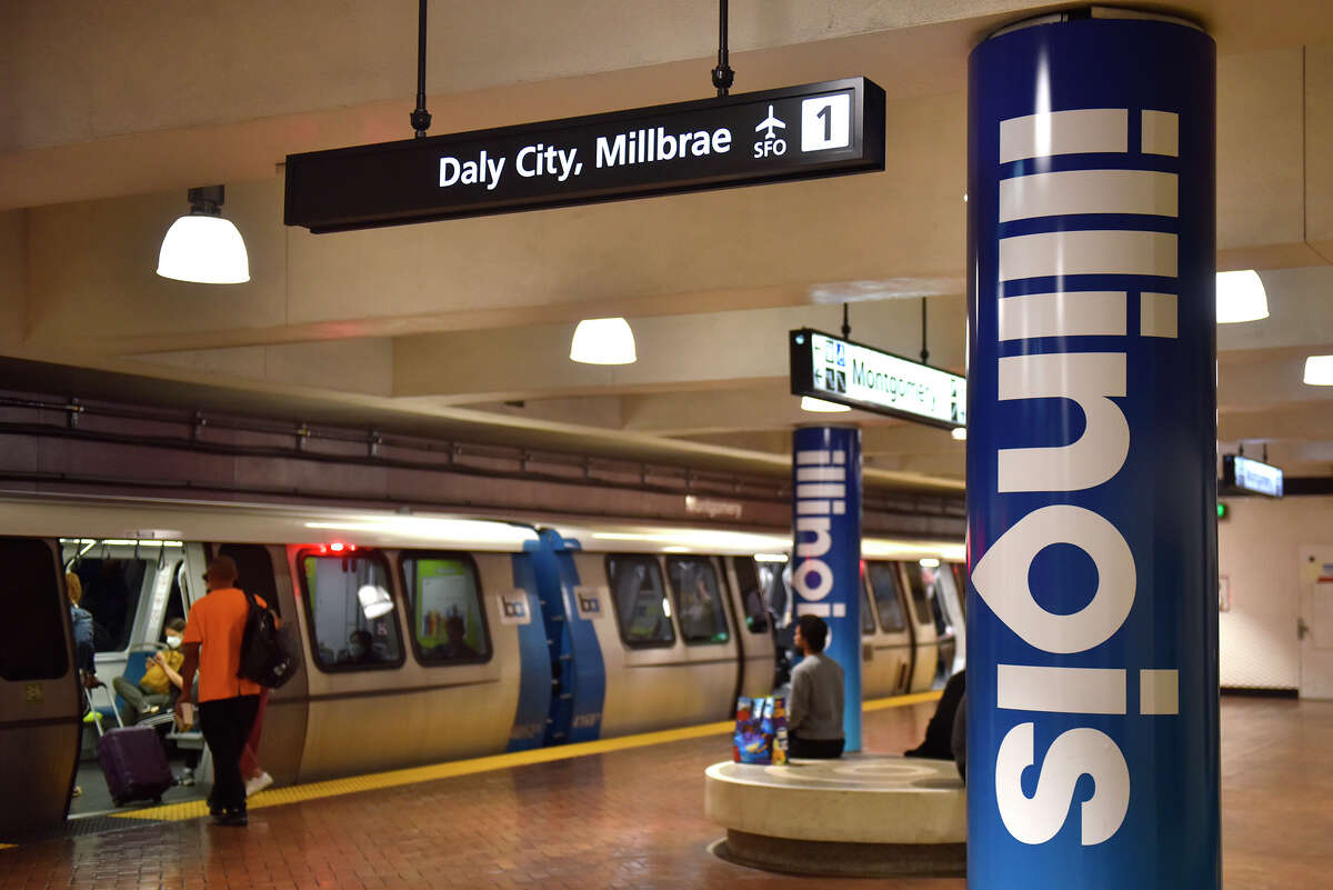 Los anuncios que promocionan el turismo en Illinois cubren gran parte de la estación BART de Montgomery, como se vio el martes 30 de agosto de 2022.
