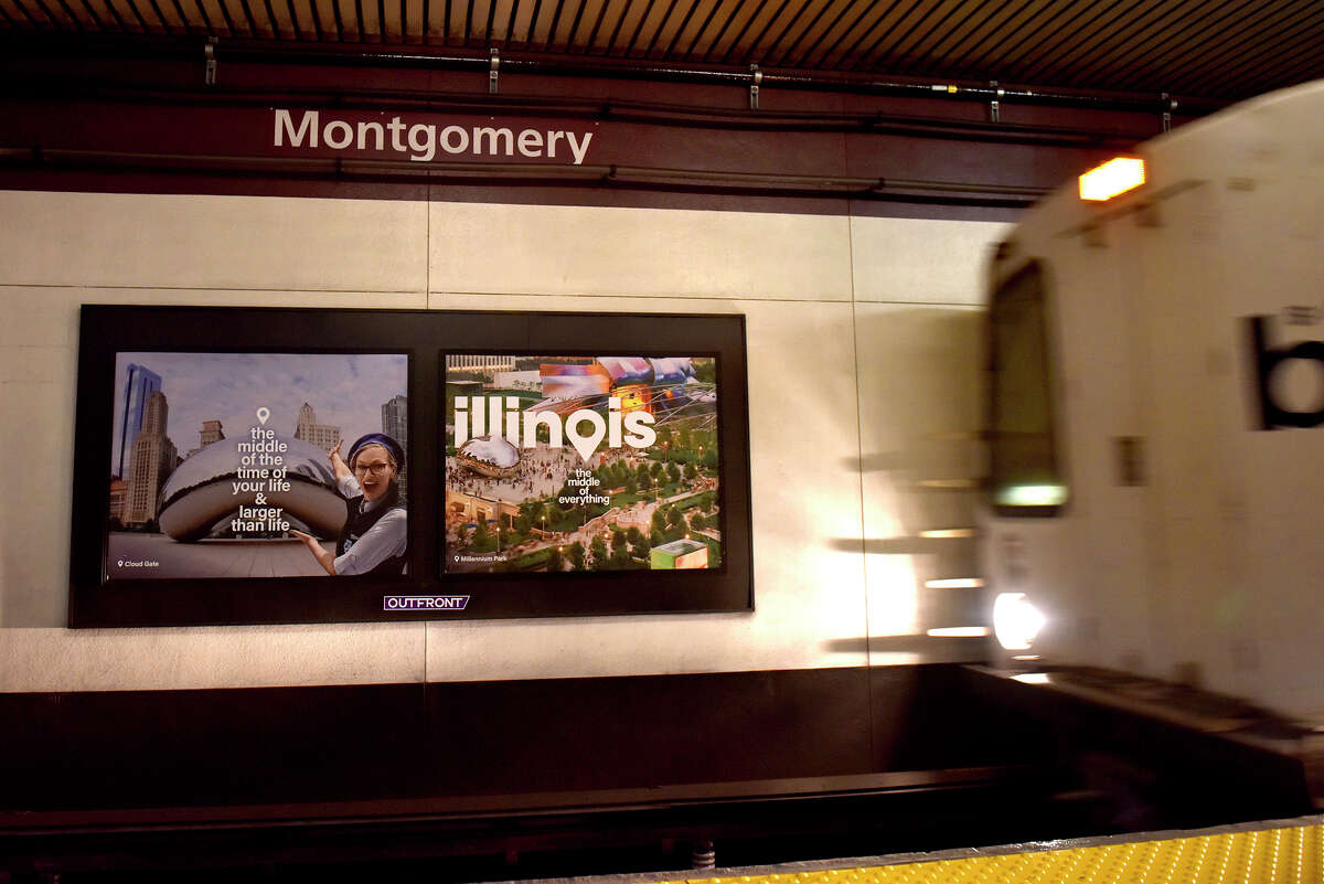 Los anuncios que promocionan el turismo en Illinois cubren gran parte de la estación BART de Montgomery, como se vio el martes.