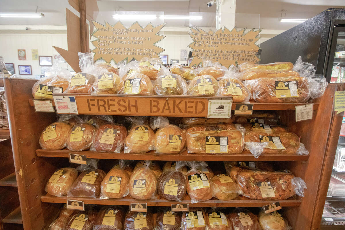 Algunas de las hogazas de pan recién horneadas en Arcangeli Grocery Co. en Pescadero, California, el 31 de agosto de 2022.