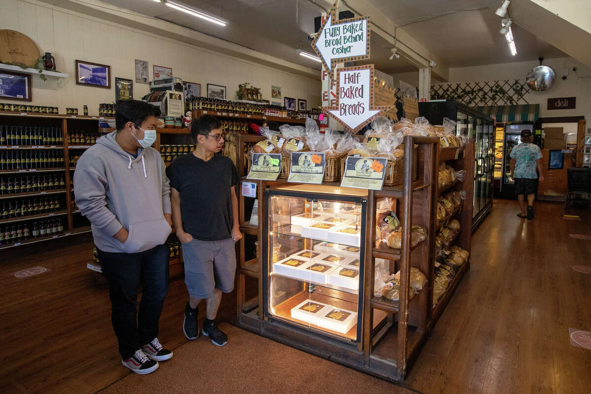 Los clientes ven una exhibición de pan de alcachofa, ajo y hierbas en Arcangeli Grocery Co. en Pescadero, California, el 31 de agosto de 2022.