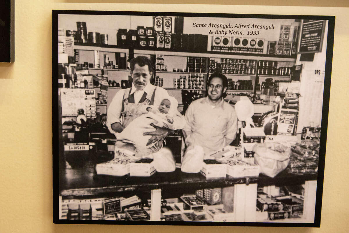 Una foto de Santa Arcangeli, el propietario original de Arcangeli Grocery Co., junto con Alfred, su hijo y su nieto Norm, cuelga en la pared de la tienda en Pescadero, California, el 31 de agosto de 2022.