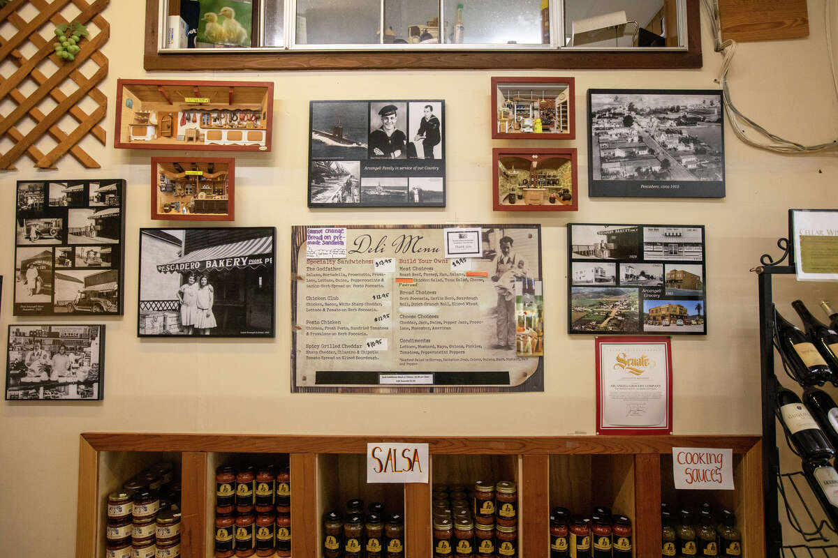 Fotos históricas de Arcangeli's Grocery Co. cubren las paredes de la tienda en Pescadero, California, el 31 de agosto de 2022. La tienda de comestibles, famosa por su pan de alcachofa, ha estado abierta durante más de 90 años.